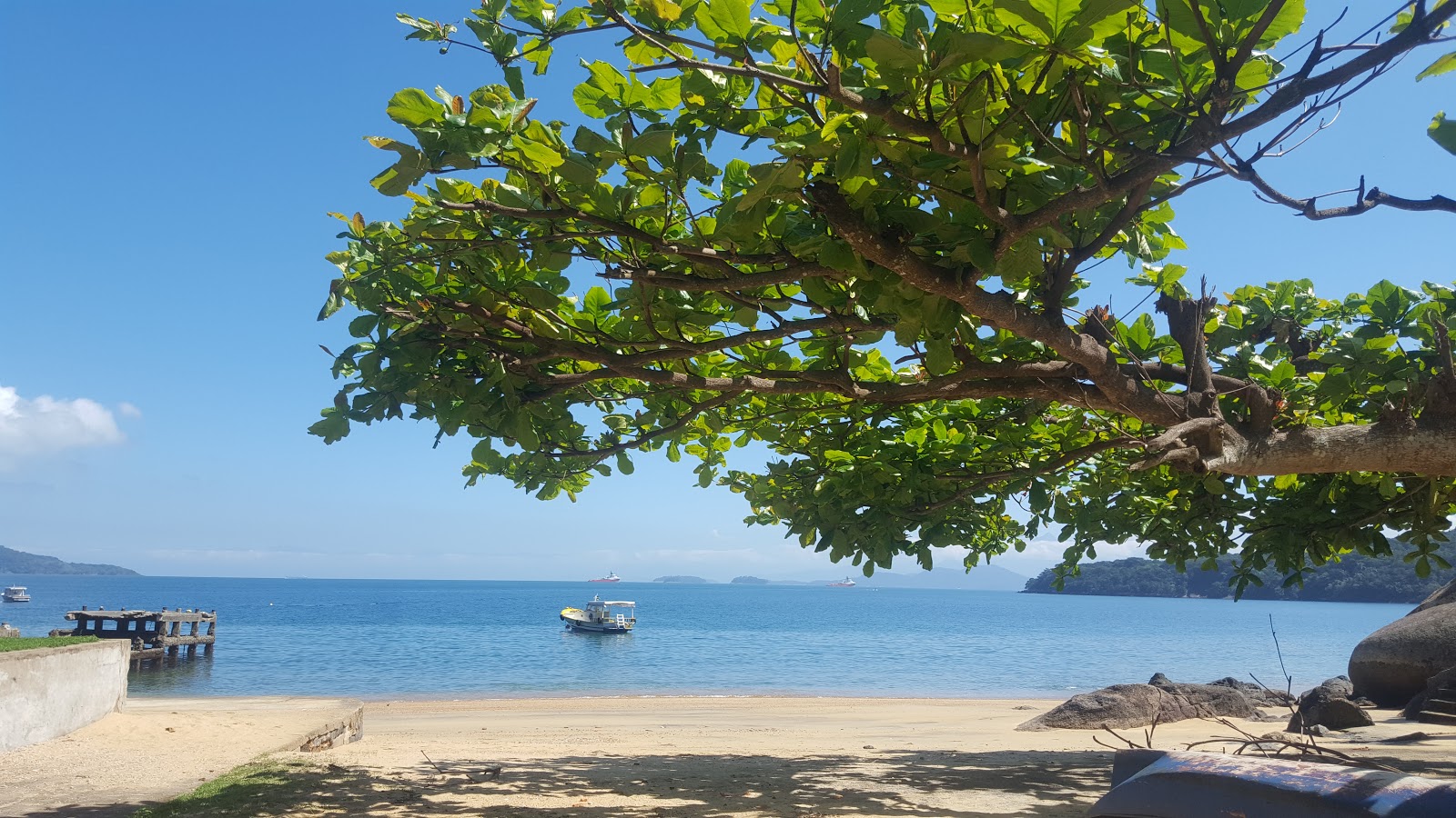 Praia de Bananal Grande'in fotoğrafı uçurumlarla desteklenmiş
