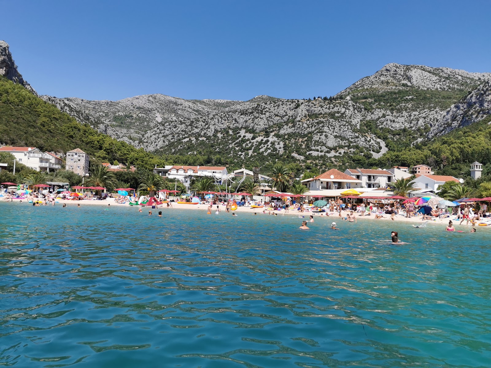 Plaza Klek'in fotoğrafı uçurumlarla desteklenmiş