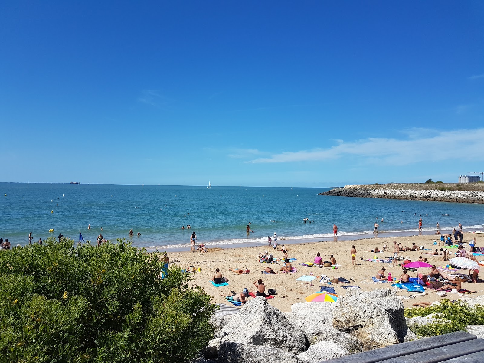 Φωτογραφία του Plage Chef de Baie με καφέ άμμος επιφάνεια