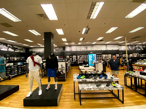 Shopping Mall «Plaza El Segundo», reviews and photos, 760 S Sepulveda Blvd, El Segundo, CA 90245, USA