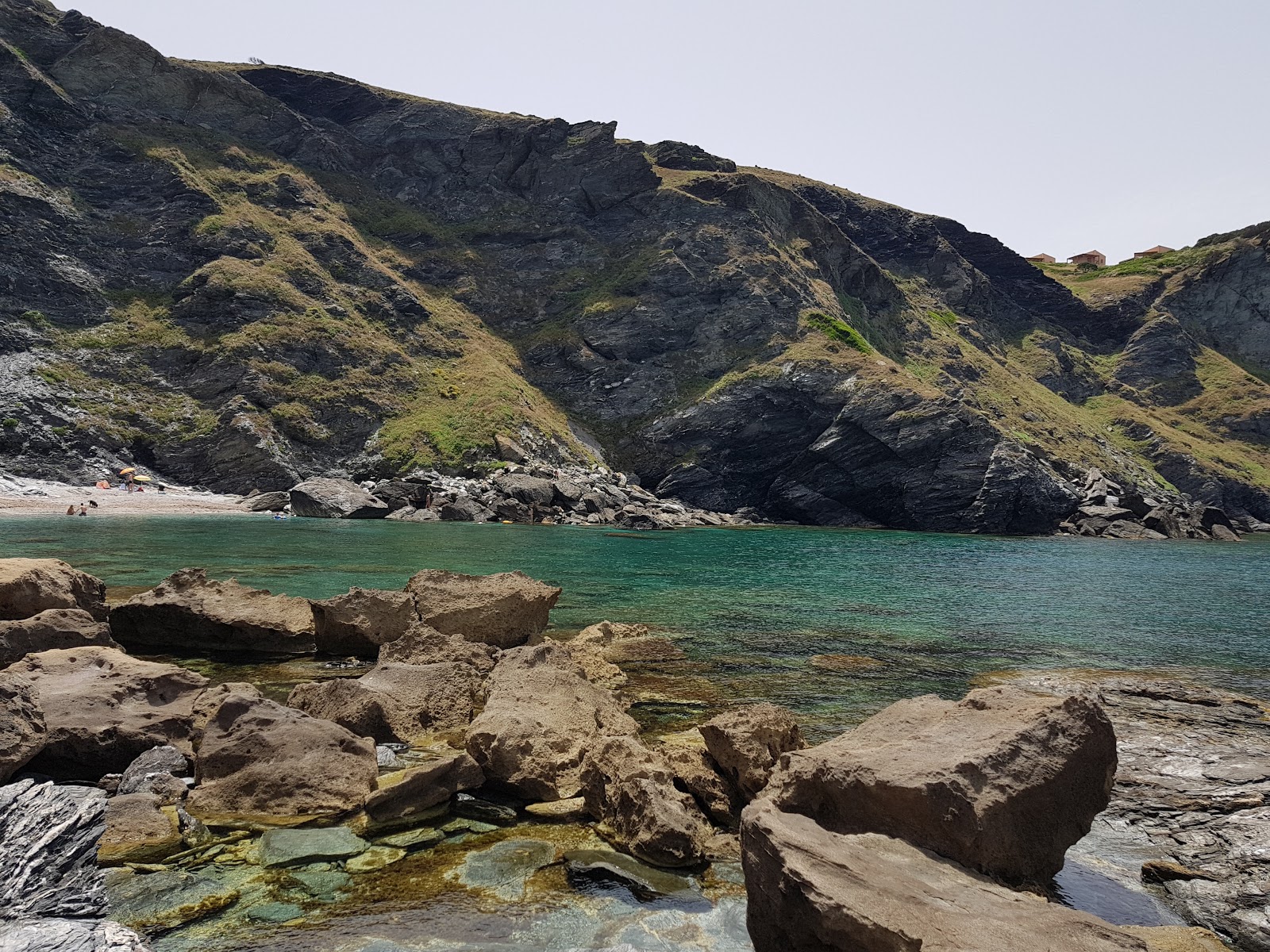 Spiaggia della Nurra'in fotoğrafı dağlarla çevrili
