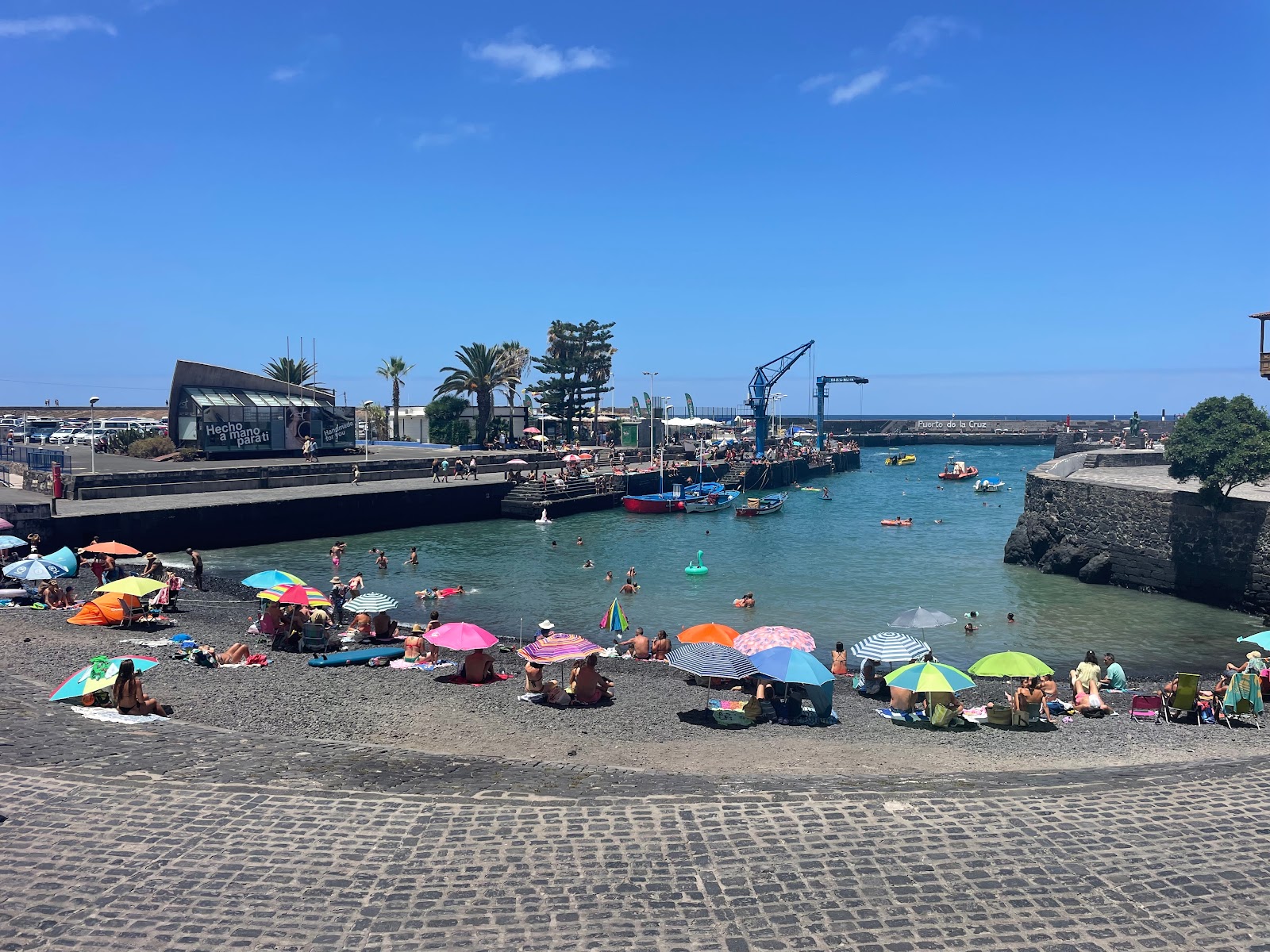 Foto di Playa del Muelle con una superficie del ciottoli grigi