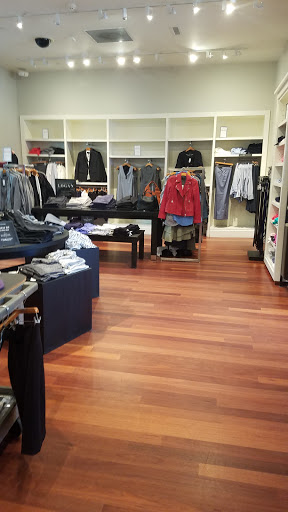 Clothing Store «Banana Republic», reviews and photos, 431 Central Ave, Cedarhurst, NY 11516, USA