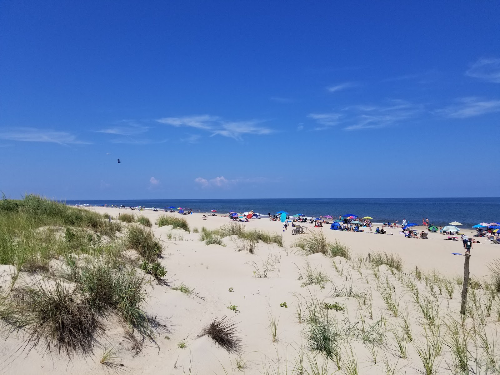 Fotografija Towers Beach z svetel pesek površino