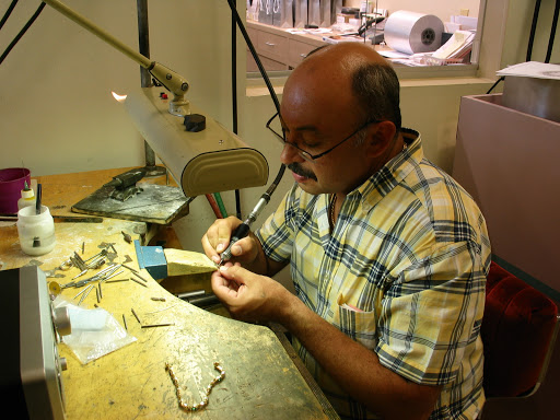 Jewelry Store «Lustig Jewelers», reviews and photos, 281 W Townline Rd, Vernon Hills, IL 60061, USA