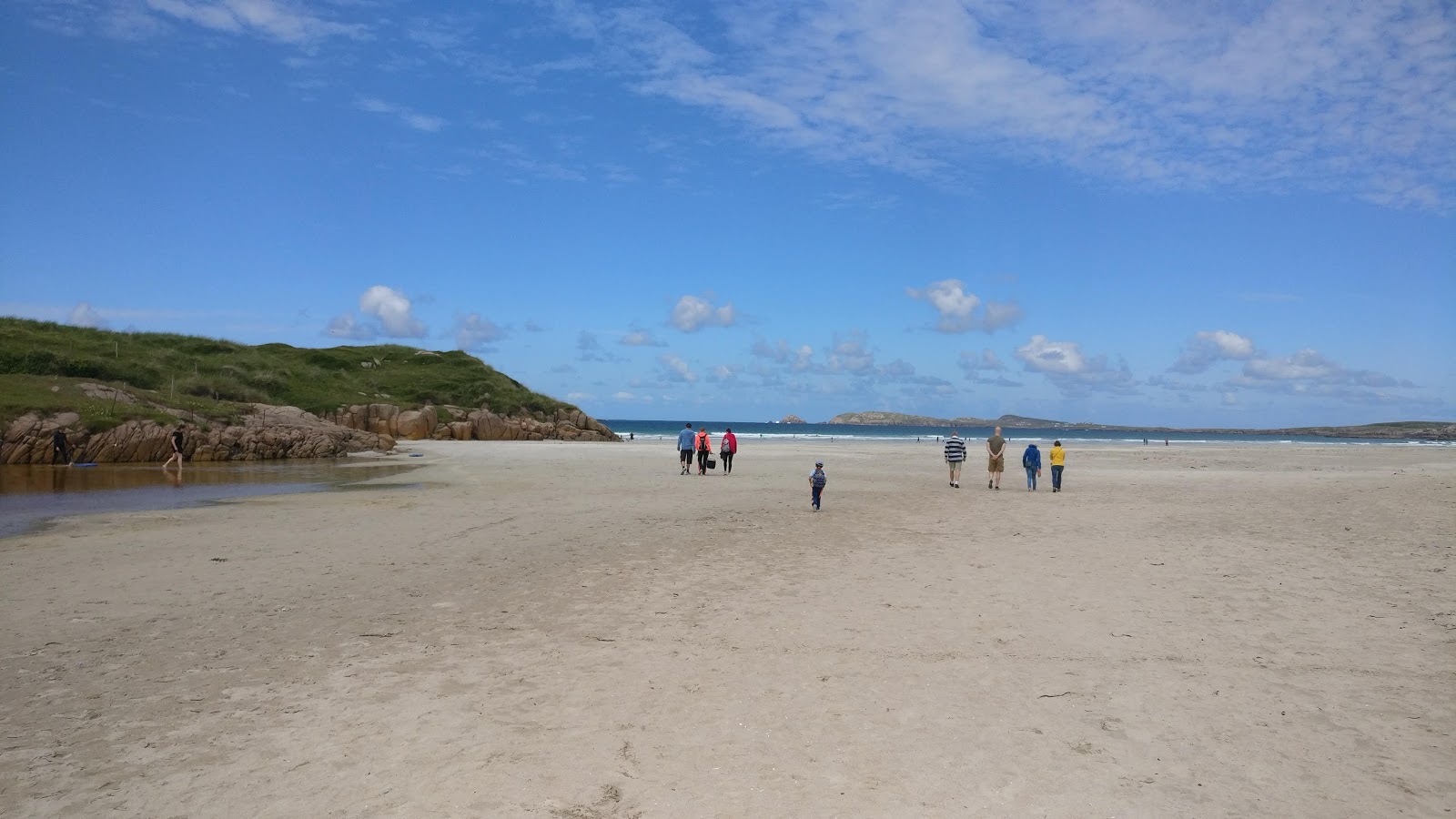 Foto von Carrckfinn Beach von Klippen umgeben