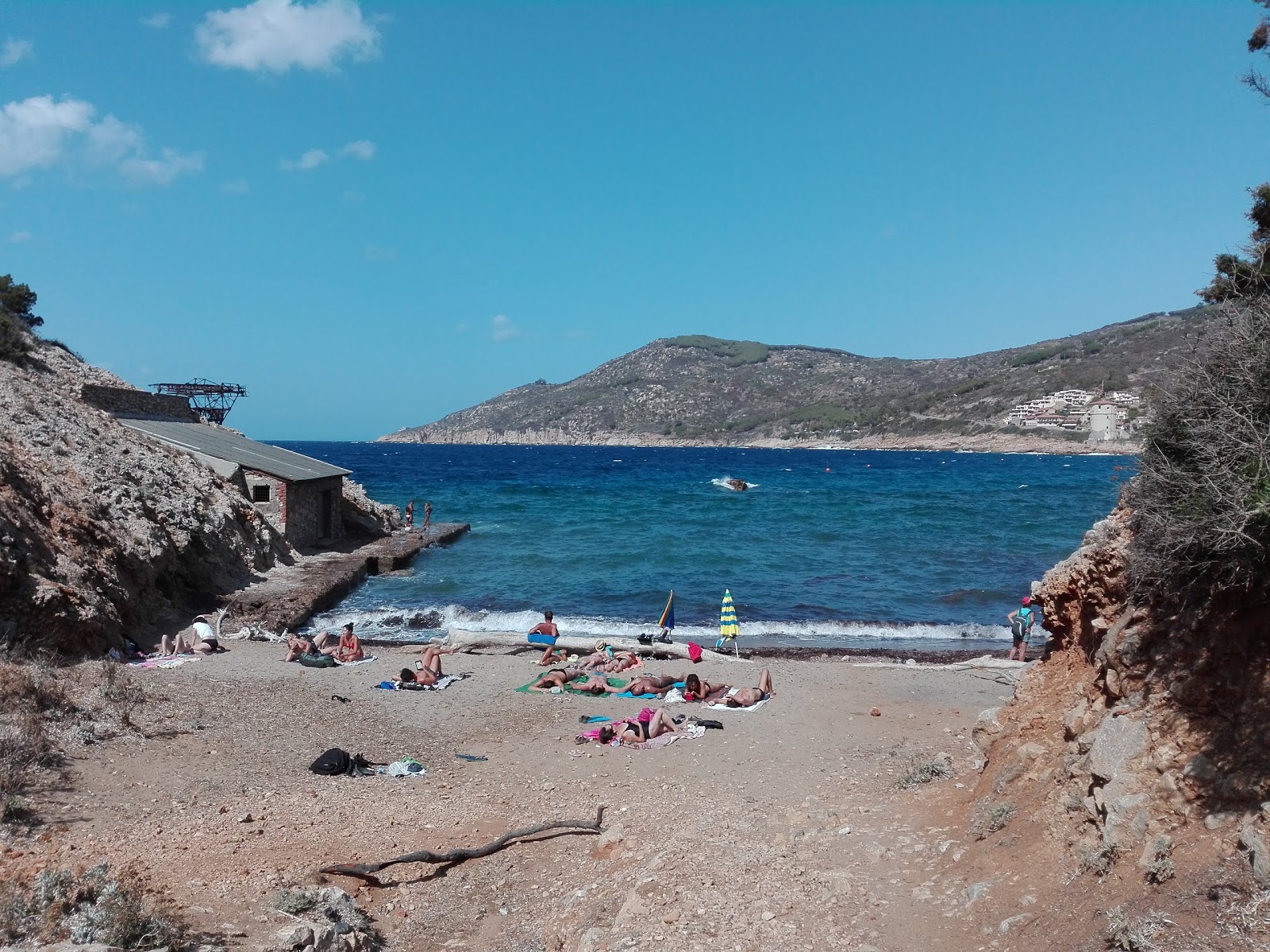 Spiaggia di Pertuso的照片 带有蓝色纯水表面