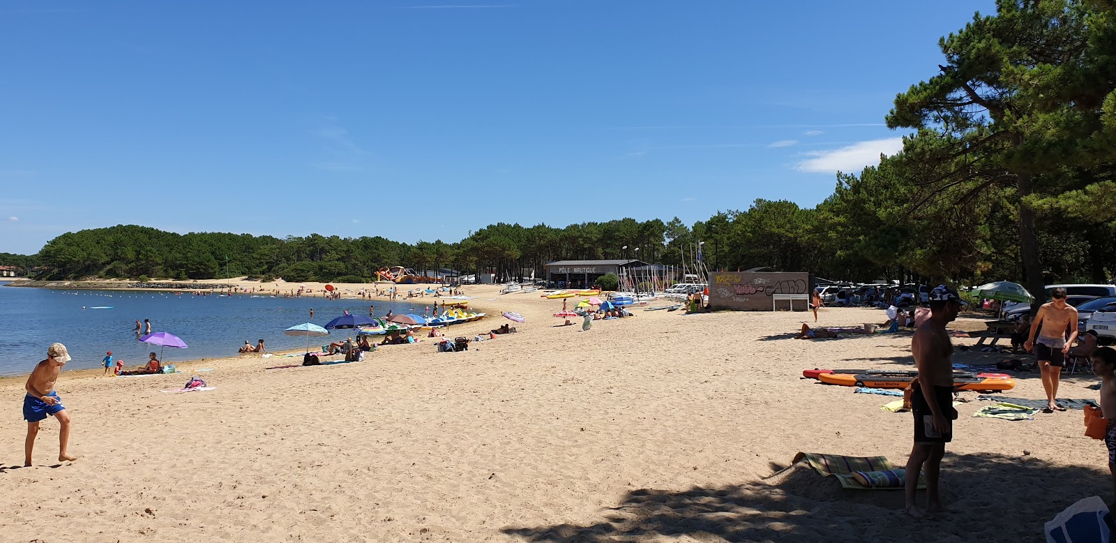 Foto di Plage du Lac con una superficie del sabbia beige