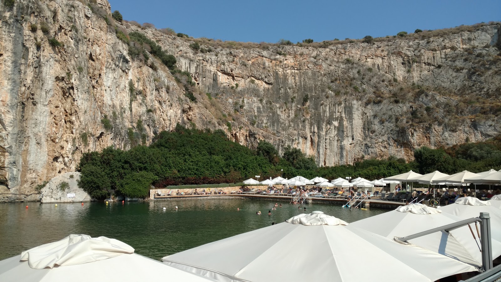 Vouliagmeni Lake'in fotoğrafı düz bir kıyı şeridi ile birlikte