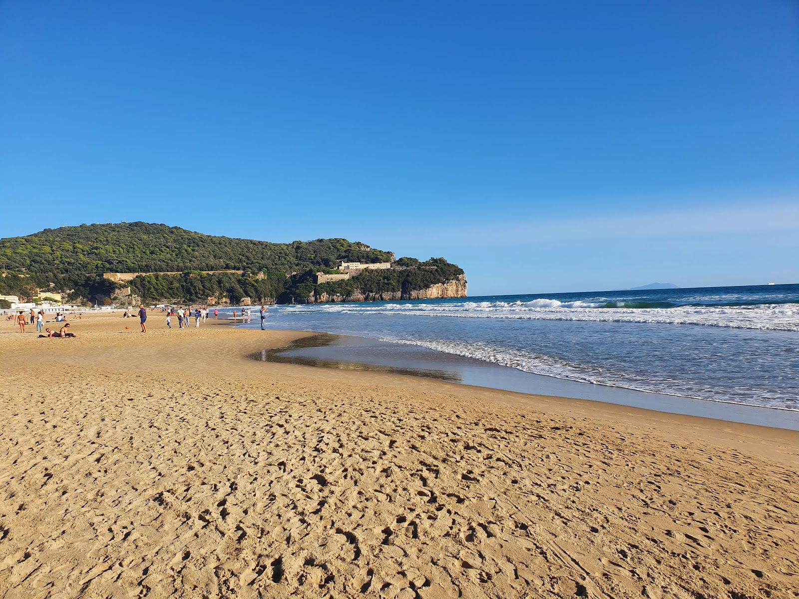 Photo of Serapo Beach with brown fine sand surface