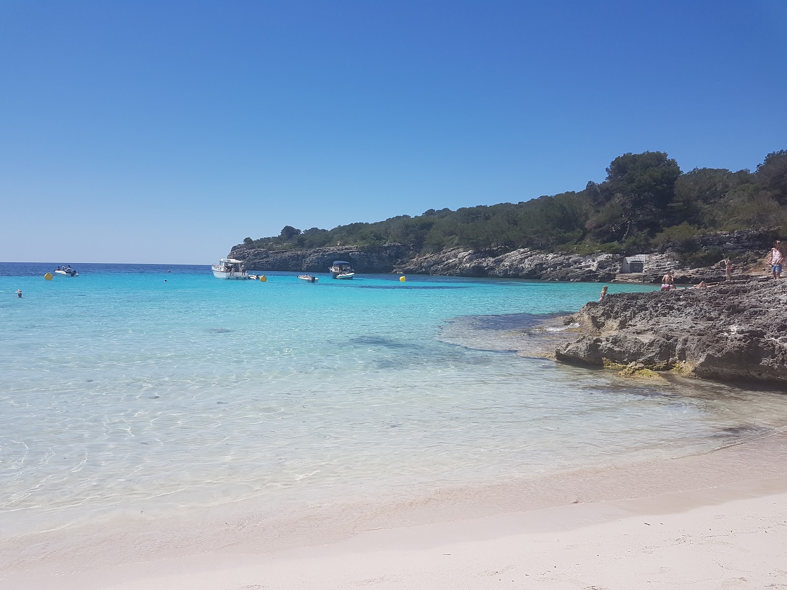 Photo de Plage de Cala en Turqueta entouré de montagnes