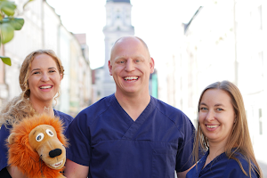 Dr. Christian Seidl - Zahnarzt und Fachzahnarzt für Oralchirurgie | Carolin Späth - Schwerpunkt Kinderzahnheilkunde image