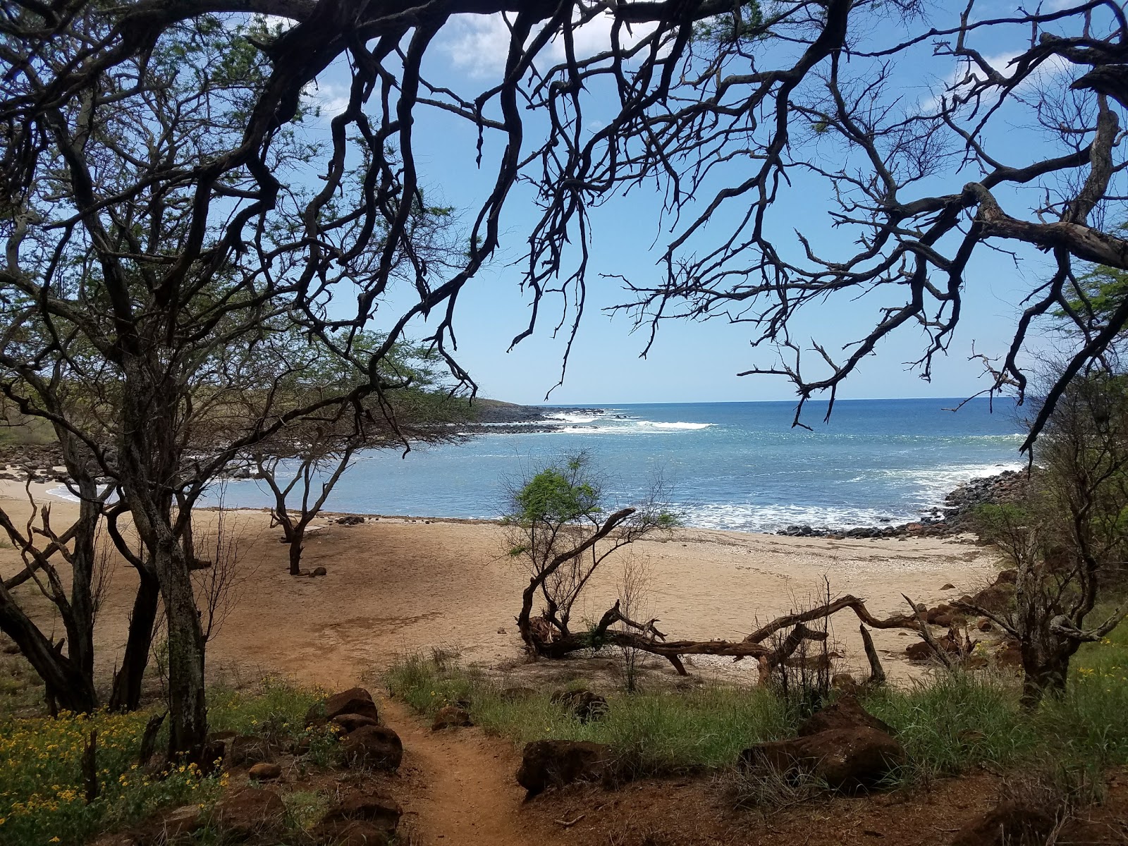Kapukahehu Beach'in fotoğrafı uçurumlarla desteklenmiş