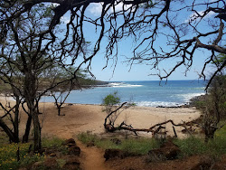 Kapukahehu Beach'in fotoğrafı uçurumlarla desteklenmiş