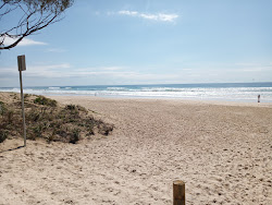 Casuarina Beach'in fotoğrafı dağlarla çevrili