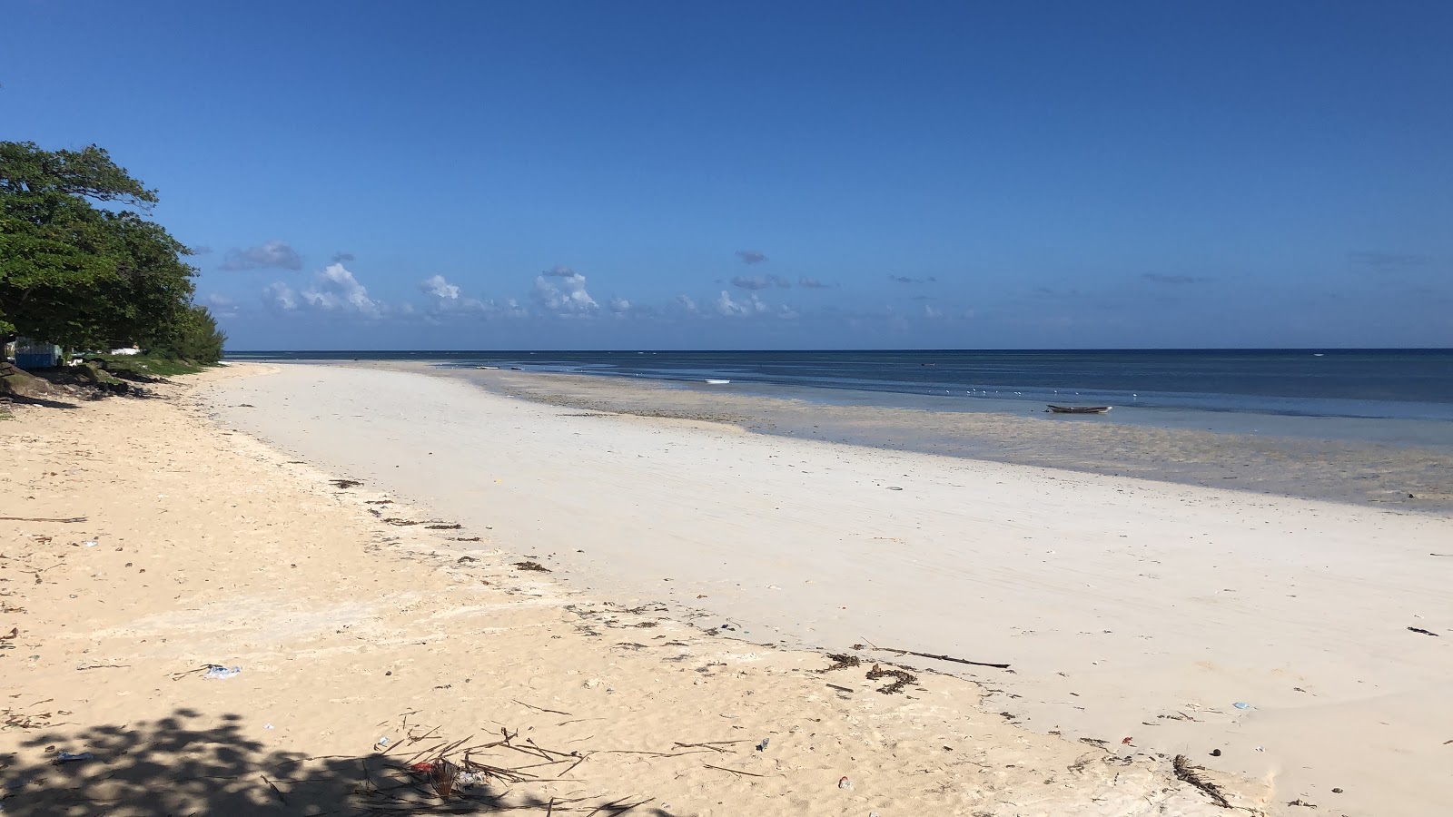 Fotografija Trambwe Plage z svetel pesek površino