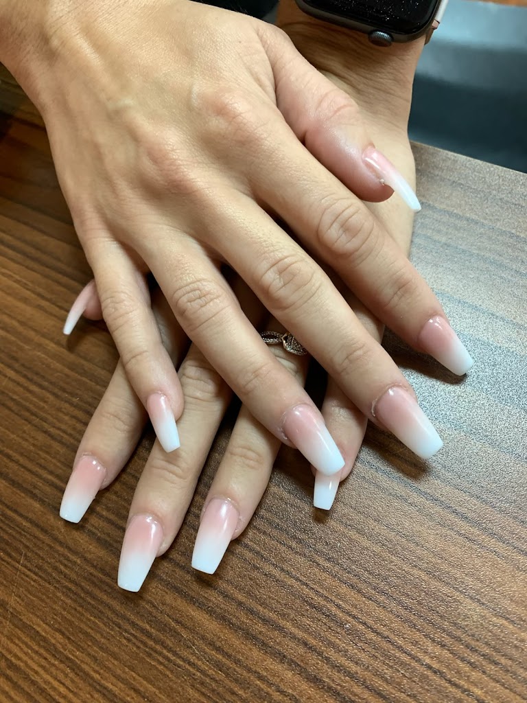 Lynn's Nails 30044