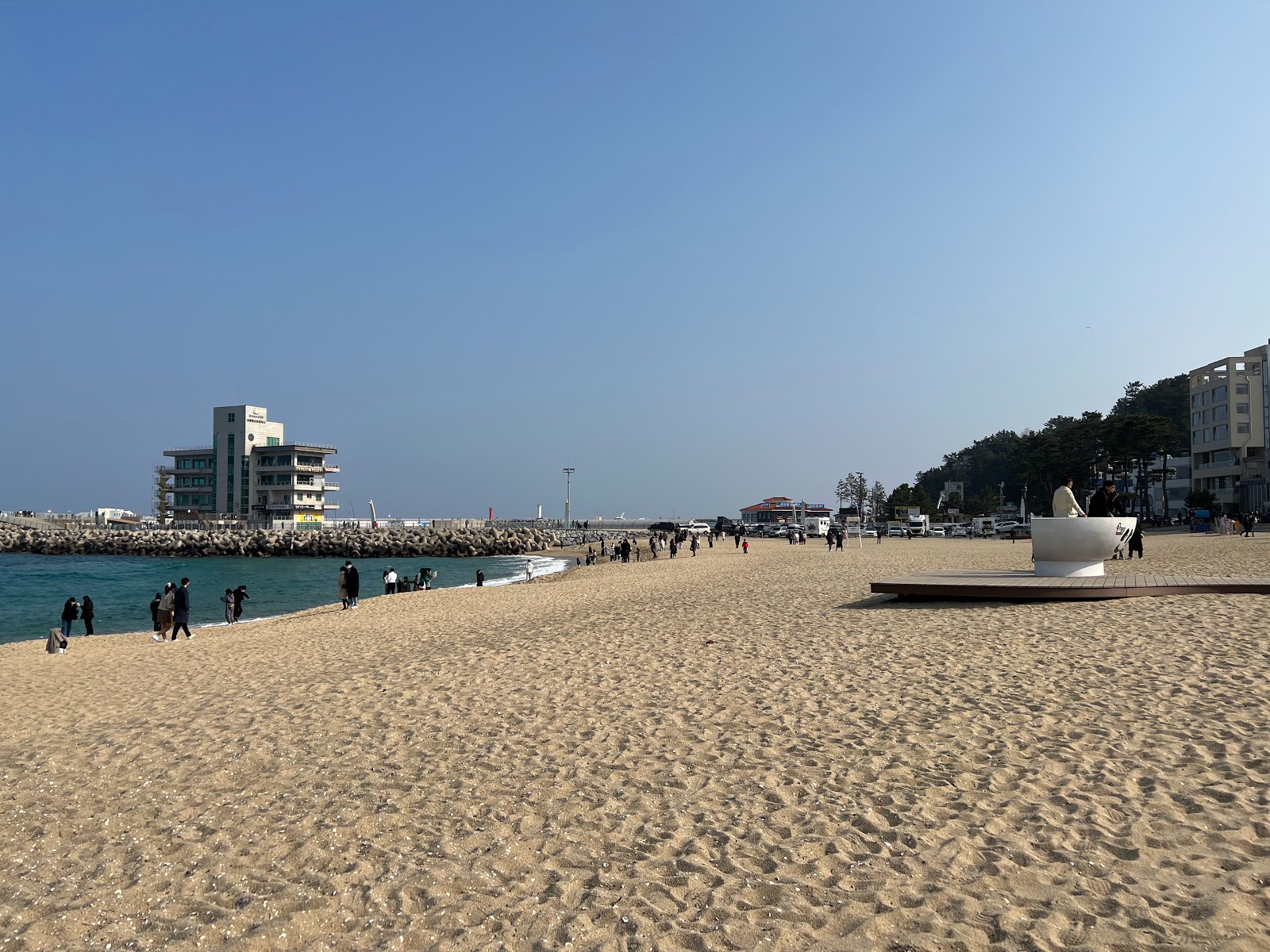 Fotografija Anmok Beach z svetel pesek površino
