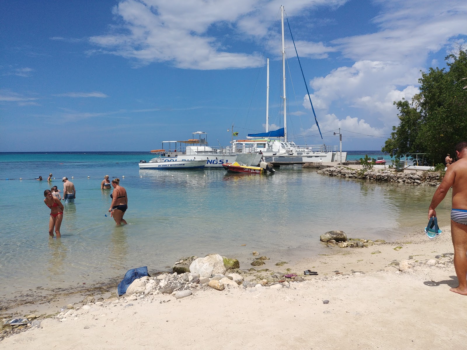 Foto van Mahogany Beach met turquoise puur water oppervlakte