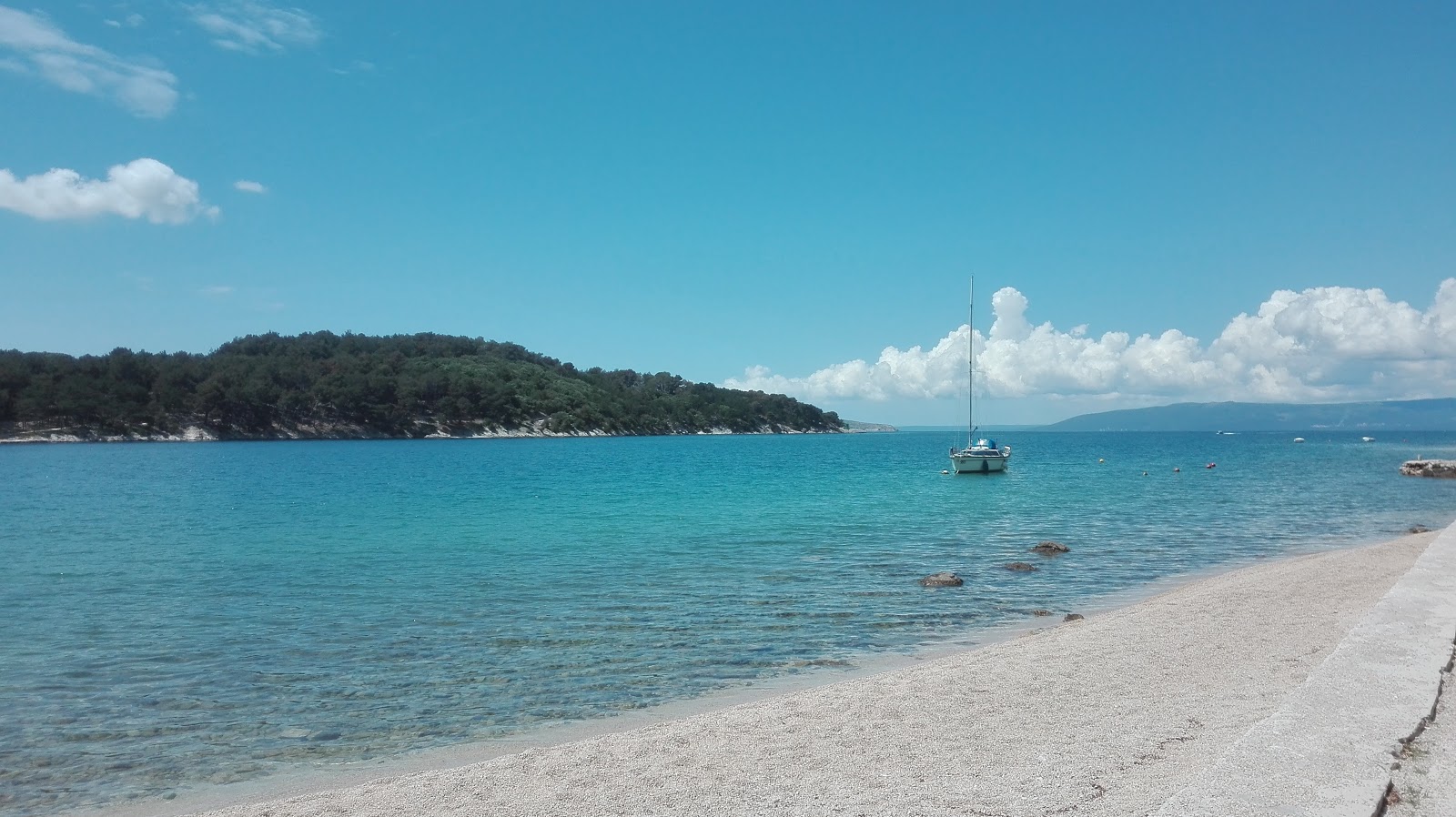 Foto di Melin beach con una superficie del ciottolo fine bianco