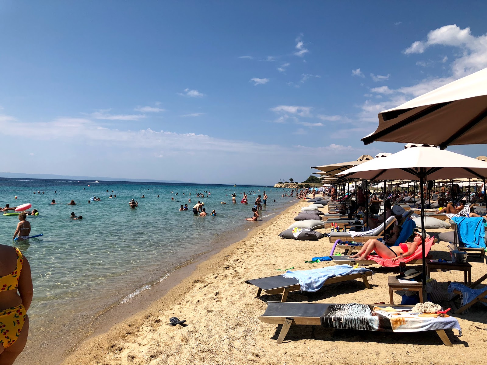 Foto di Spiaggia di Agios Ioannis con parzialmente pulito livello di pulizia