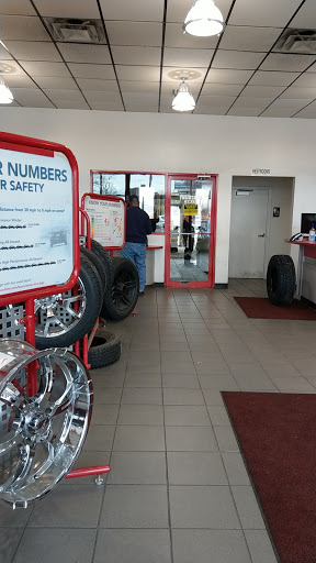 Tire Shop «Discount Tire Store - Center Line, MI», reviews and photos, 26805 Van Dyke, Center Line, MI 48015, USA