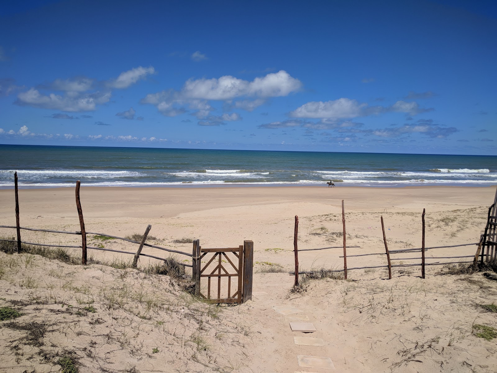 Foto van Praia do Conde met recht en lang