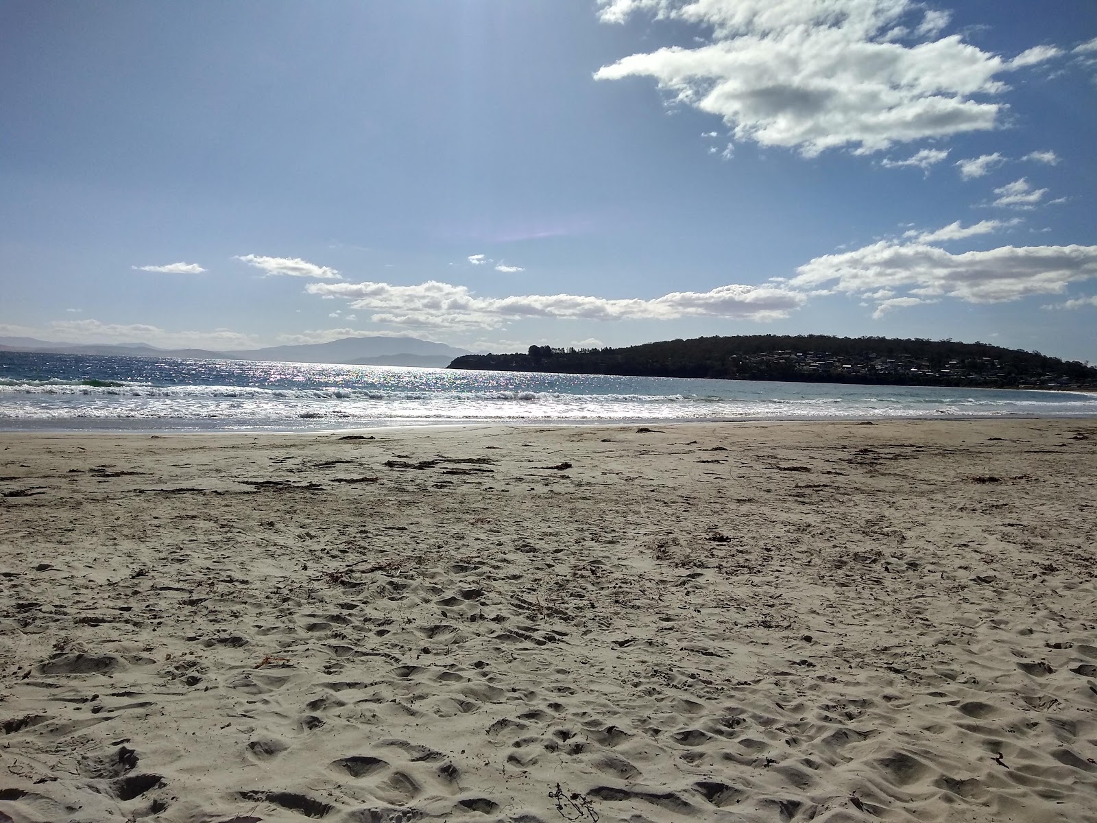 Fotografie cu Primrose Sands Beach - locul popular printre cunoscătorii de relaxare