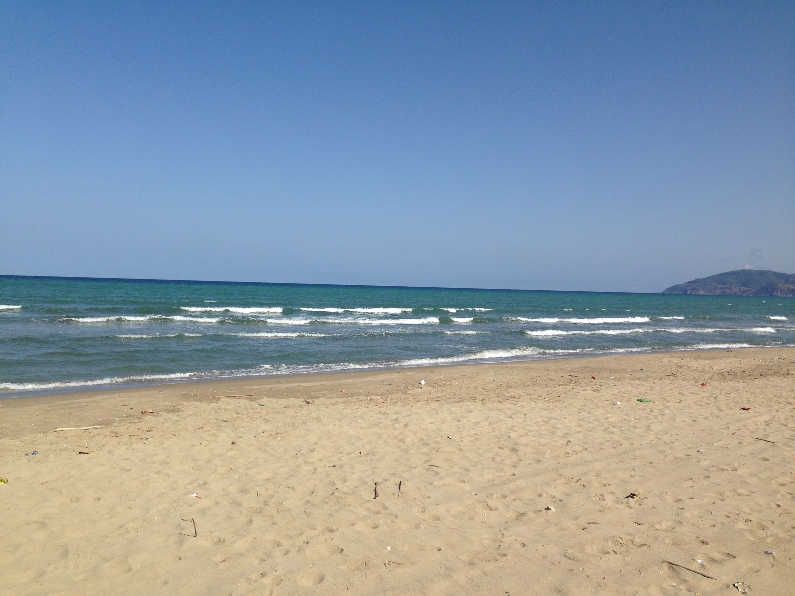 Foto von Sidi Abdeslam beach mit heller sand Oberfläche