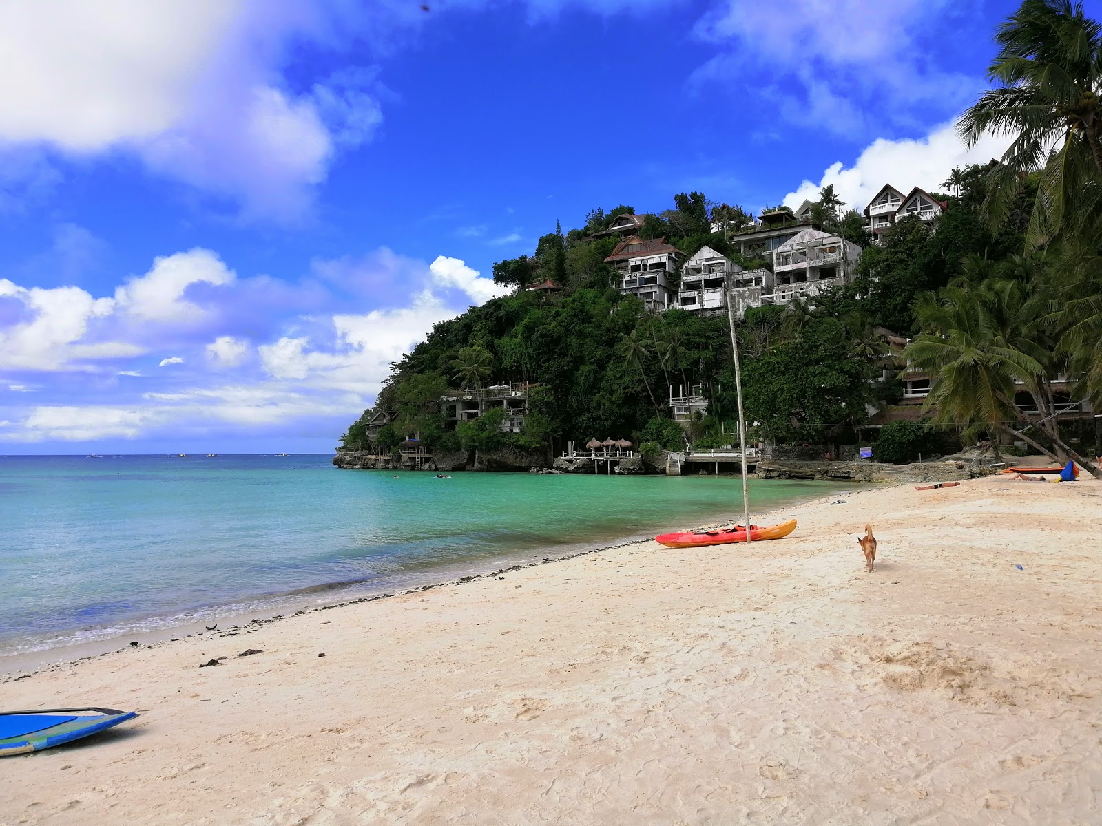 Fotografie cu Diniwid Beach și așezarea