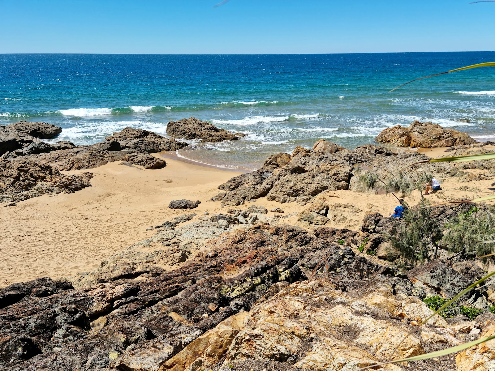 Φωτογραφία του Chinaman's Beach υποστηρίζεται από βράχους