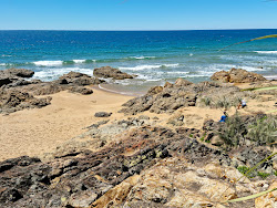 Φωτογραφία του Chinaman's Beach υποστηρίζεται από βράχους