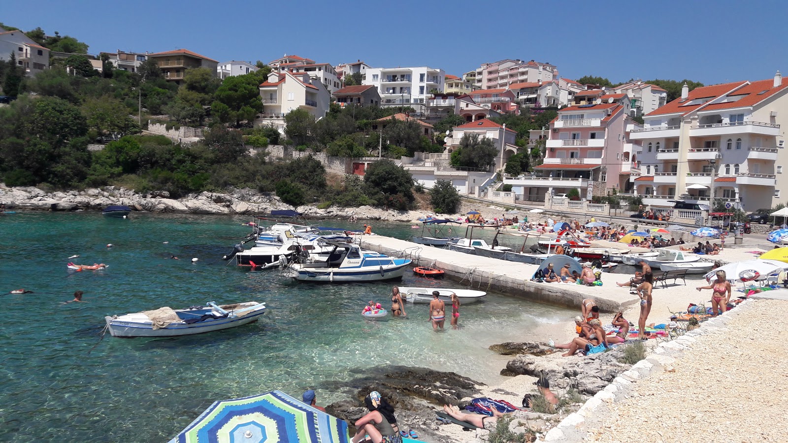 Fotografie cu Mavarstica beach zonele de facilități