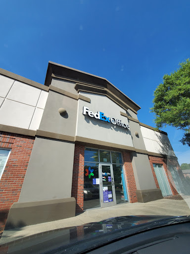 Print Shop «FedEx Office Print & Ship Center», reviews and photos, 550 Woods Lake Rd, Greenville, SC 29607, USA