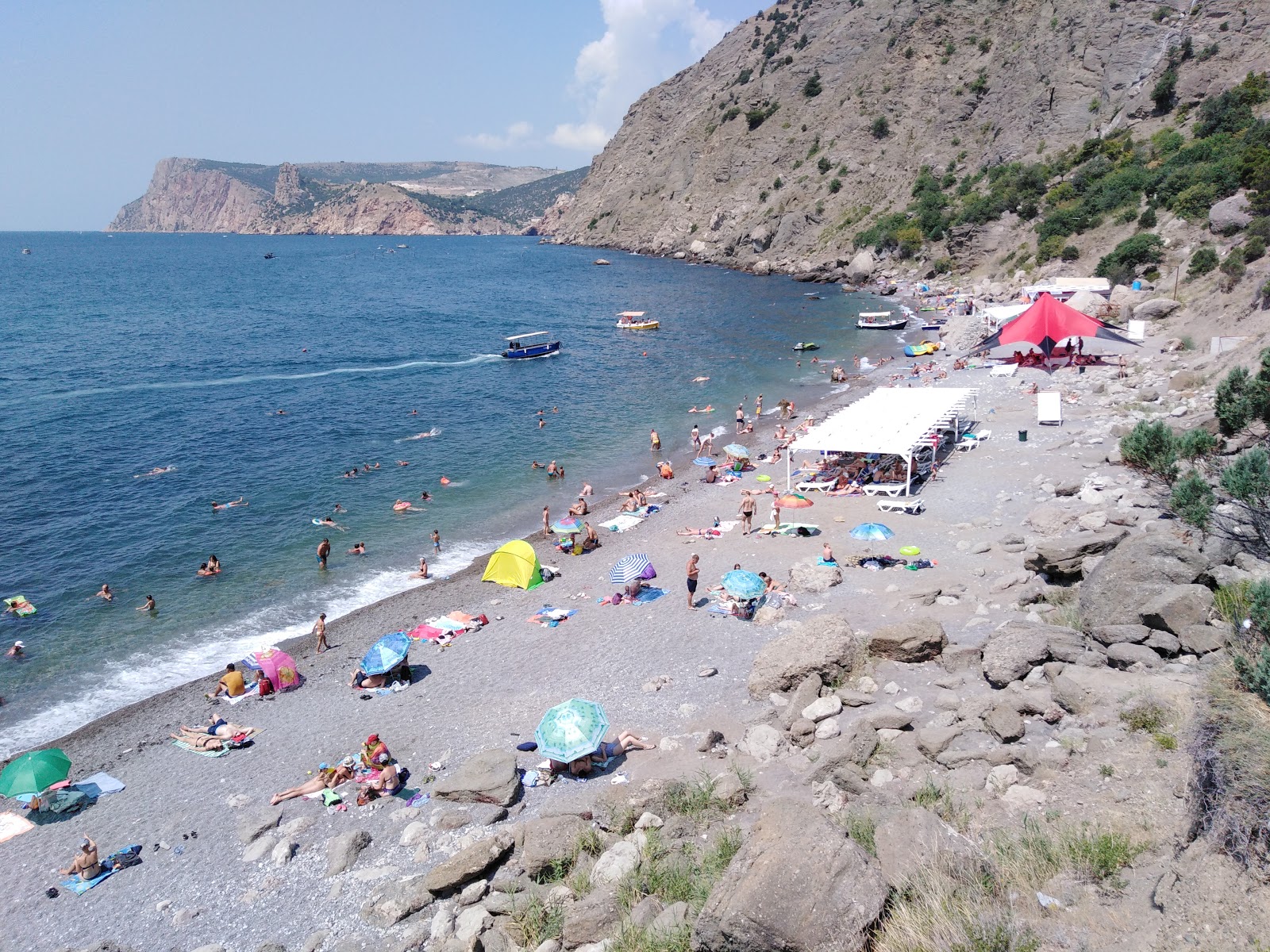 Foto de Silver beach con pequeños guijarros grises superficie