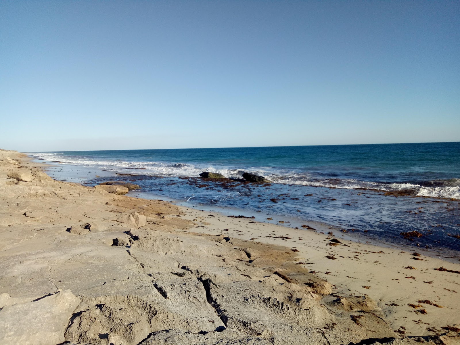 Fotografija African Reef Beach z svetel pesek in kamni površino
