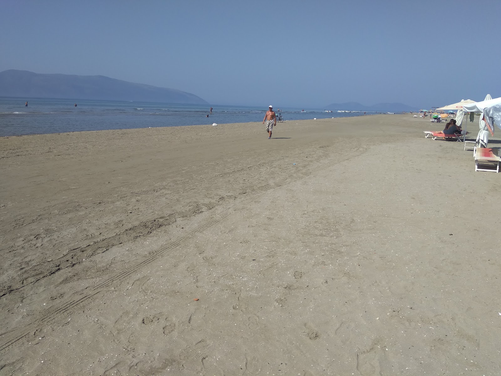 Foto di Plazhi i Vjeter con una superficie del acqua cristallina