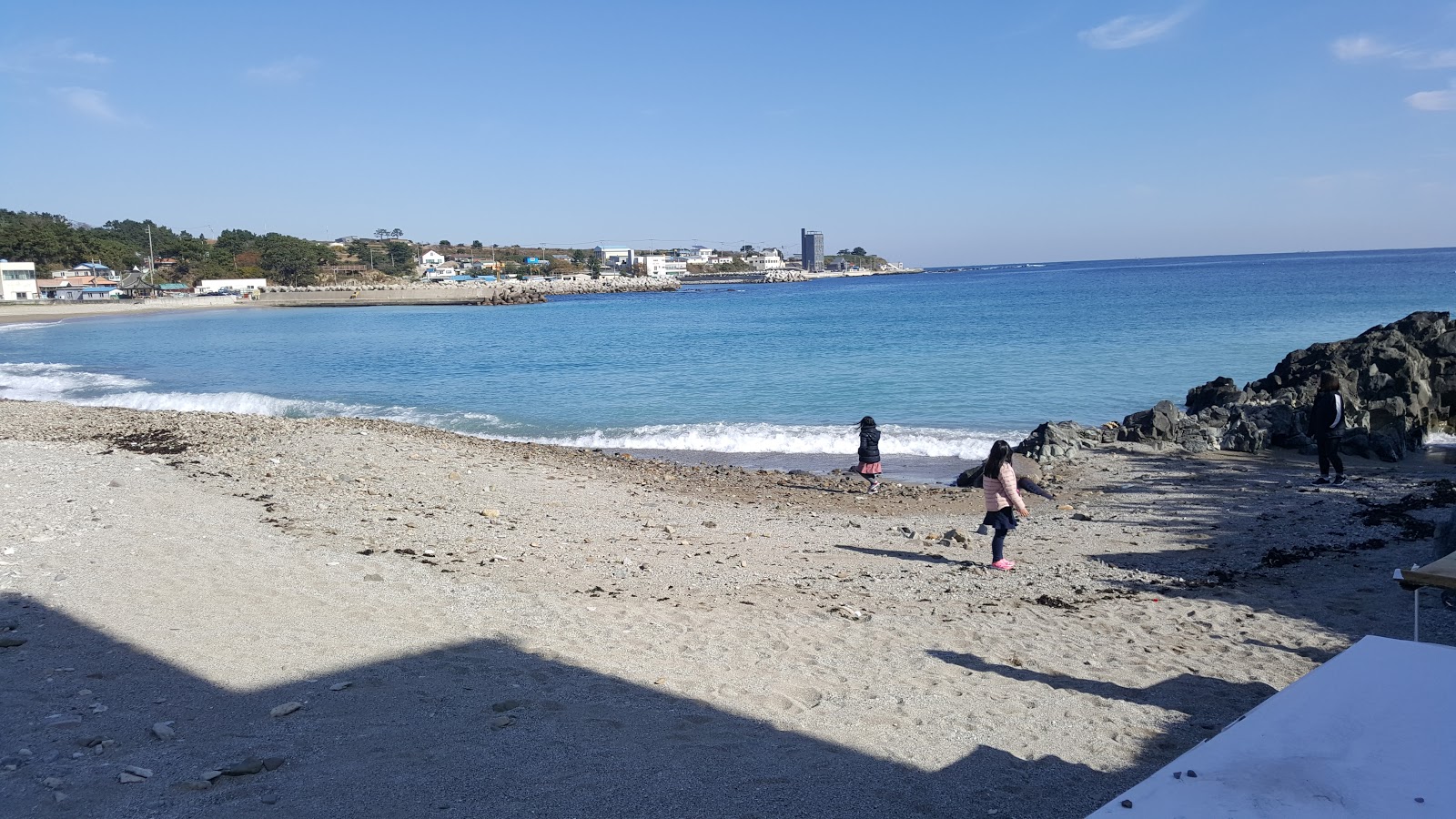 Hajeong Sandy Beach的照片 带有蓝色纯水表面