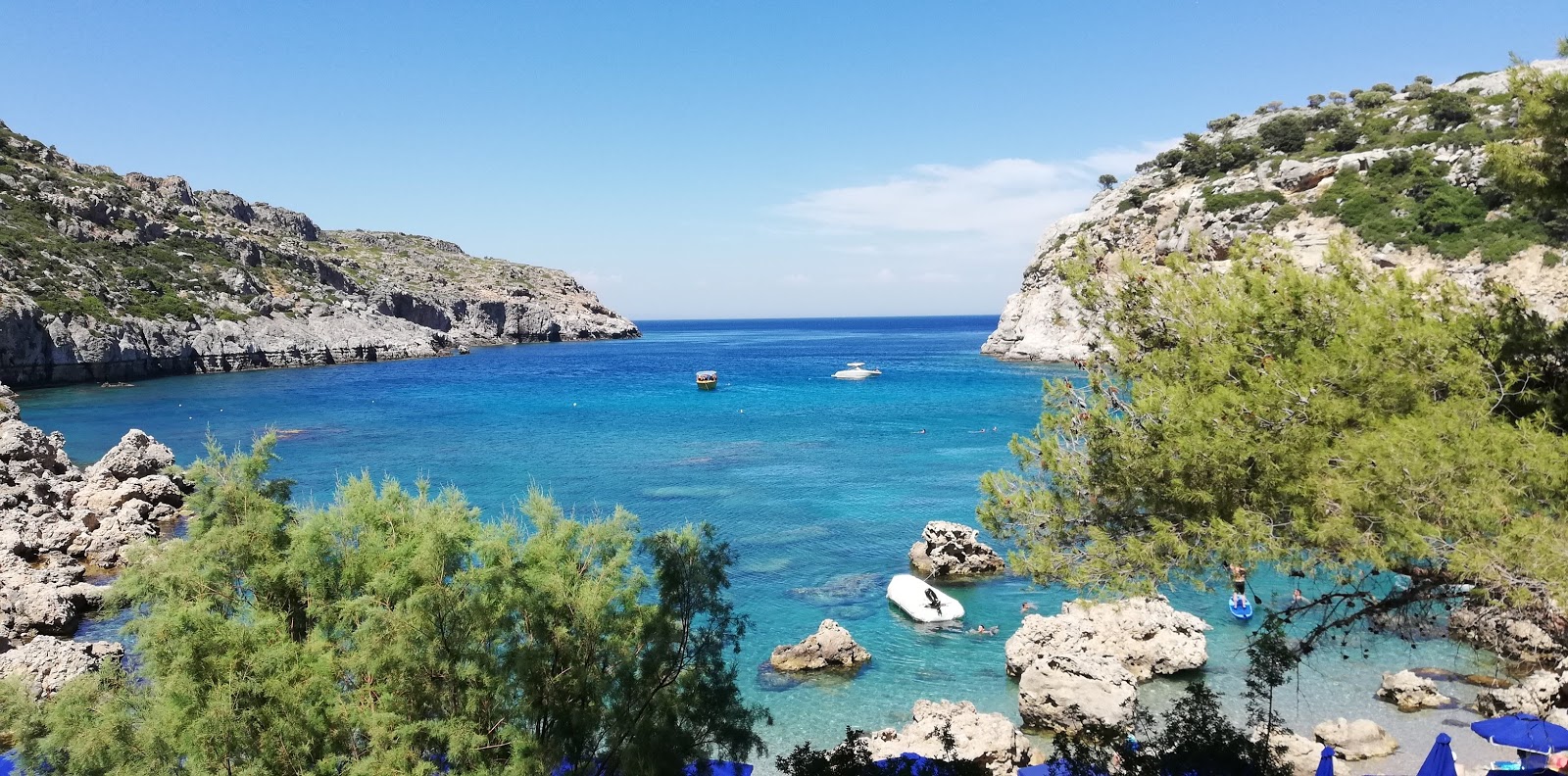 Foto de Anthony Quinn Bay e sua bela paisagem