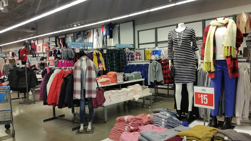 Clothing Store «Old Navy», reviews and photos, 2155 22nd St, Oak Brook, IL 60523, USA