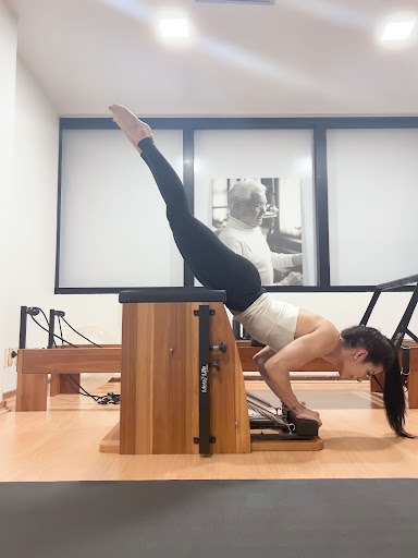 Logo da empresa - Amanda Câmara Pilates Studio & Hypopressive Technique