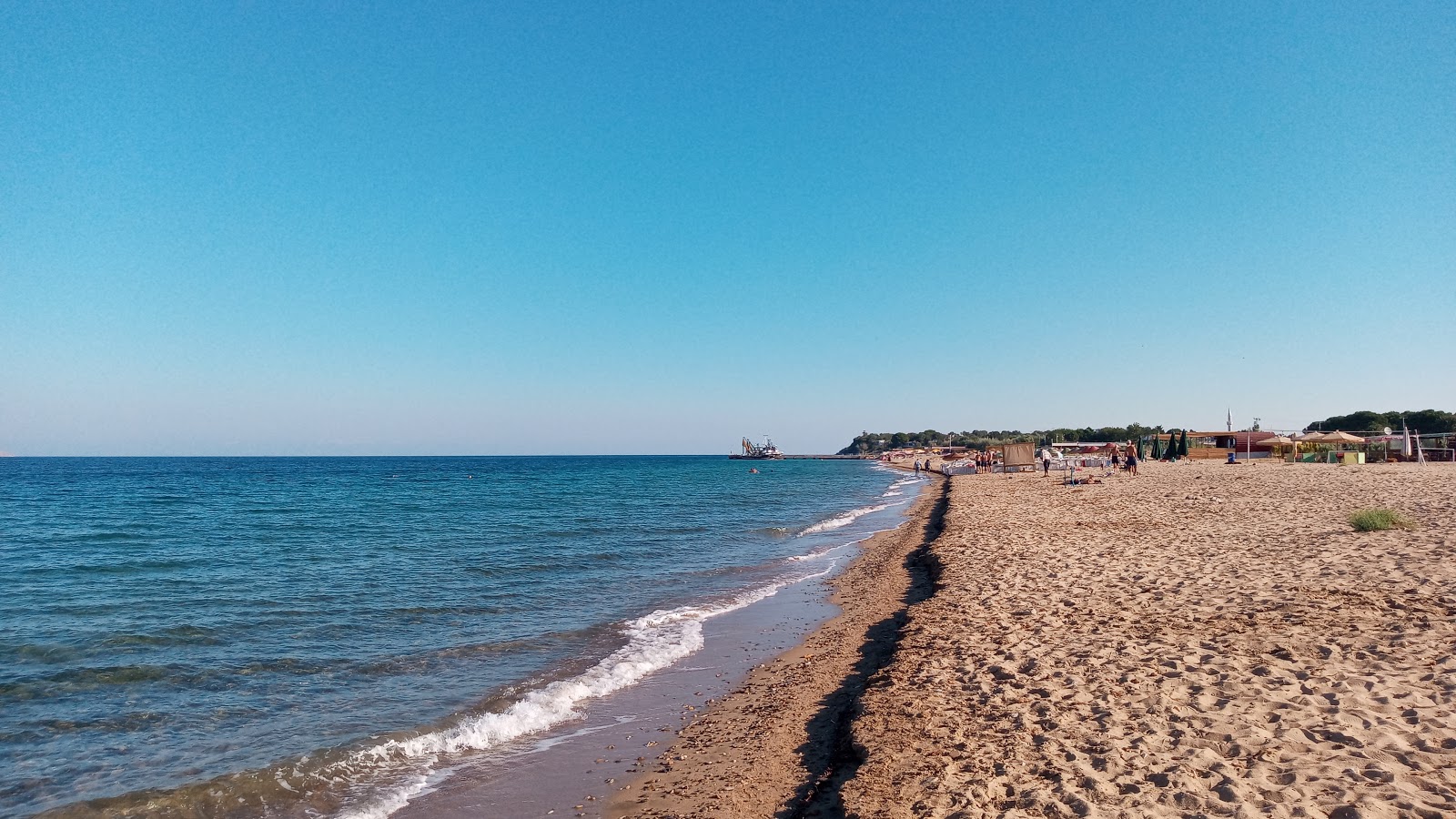 Foto di Geyikli beach con una superficie del sabbia luminosa