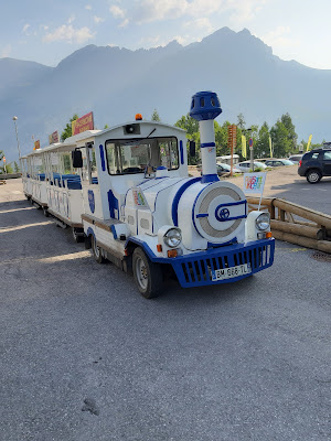 le petit train blanc du travers à Briançon