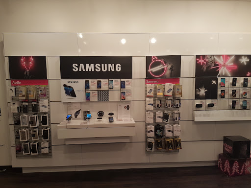 Cell Phone Store «T-Mobile», reviews and photos, 1010 Gateway Dr, Chaska, MN 55318, USA