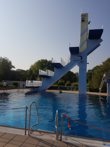 Heinrich-Völker-Bad: Hallenschwimmbad mit Freibad