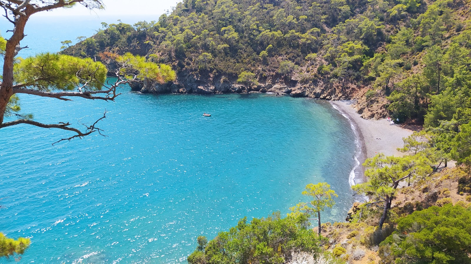 Φωτογραφία του Fethiye'de Bir Koy με βότσαλο επιφάνεια