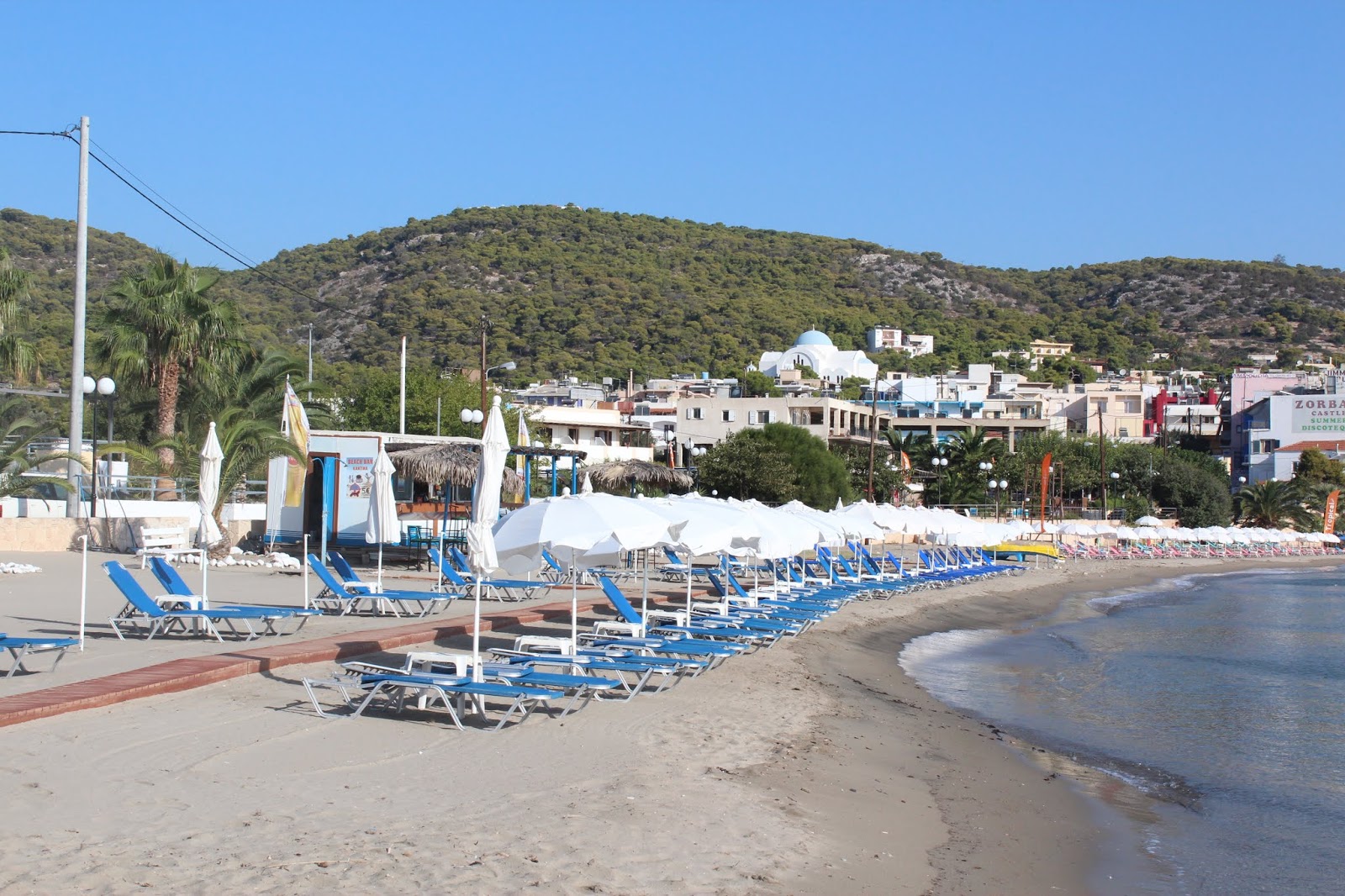 Photo de Agia Marina Beach avec l'eau vert clair de surface