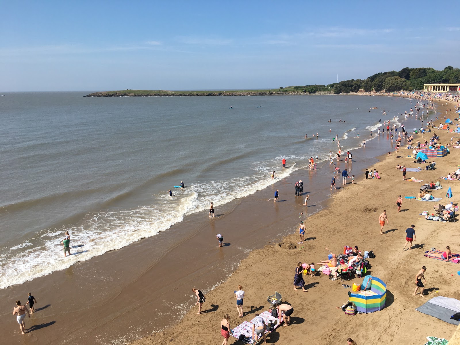 Φωτογραφία του Barry Island beach με φωτεινή άμμος επιφάνεια