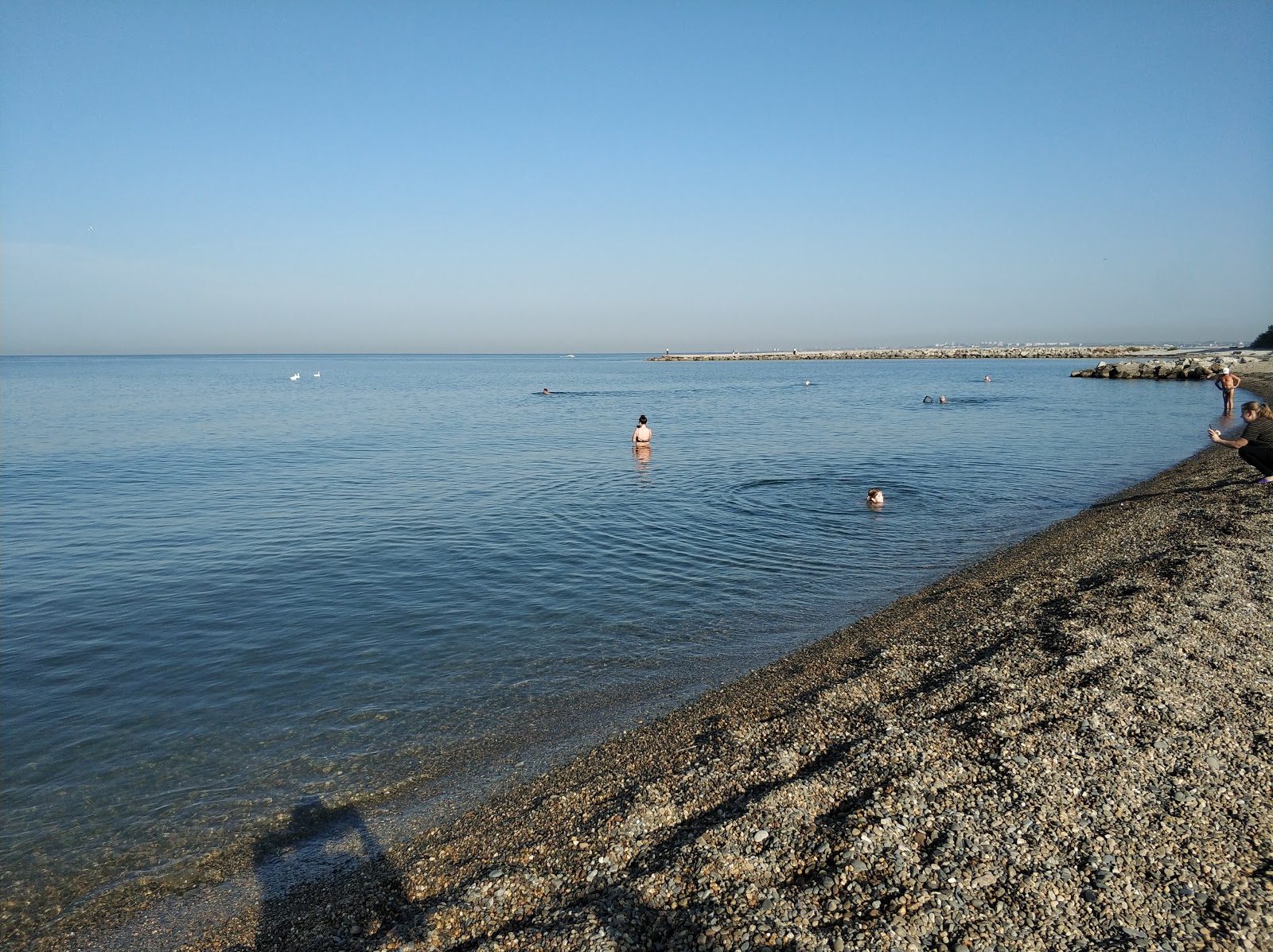 Photo de Playazh Malaya Bukhta protégé par des falaises