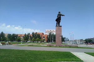 Lenin monument image